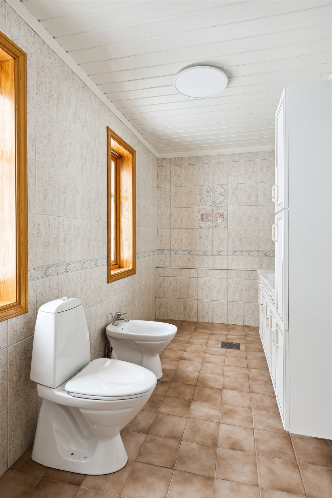 Baderommet i hovedetasjen er fra byggeår med profilterte baderomsfronter, heldekkende servant, toalett, bidé og dusjnisje med dør. Galleribilde