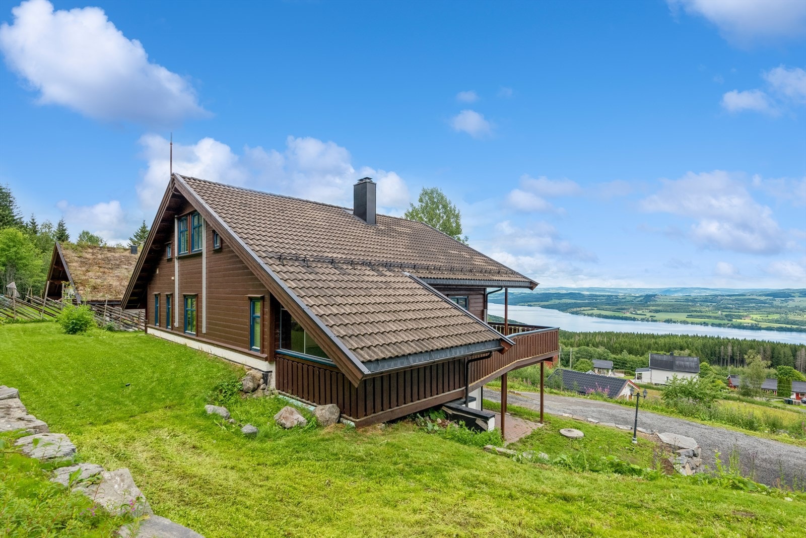 Innholdsrik og romslig enebolig over tre plan med nydelig utsikt | Barnevennlig område | Parkering i carport Galleribilde