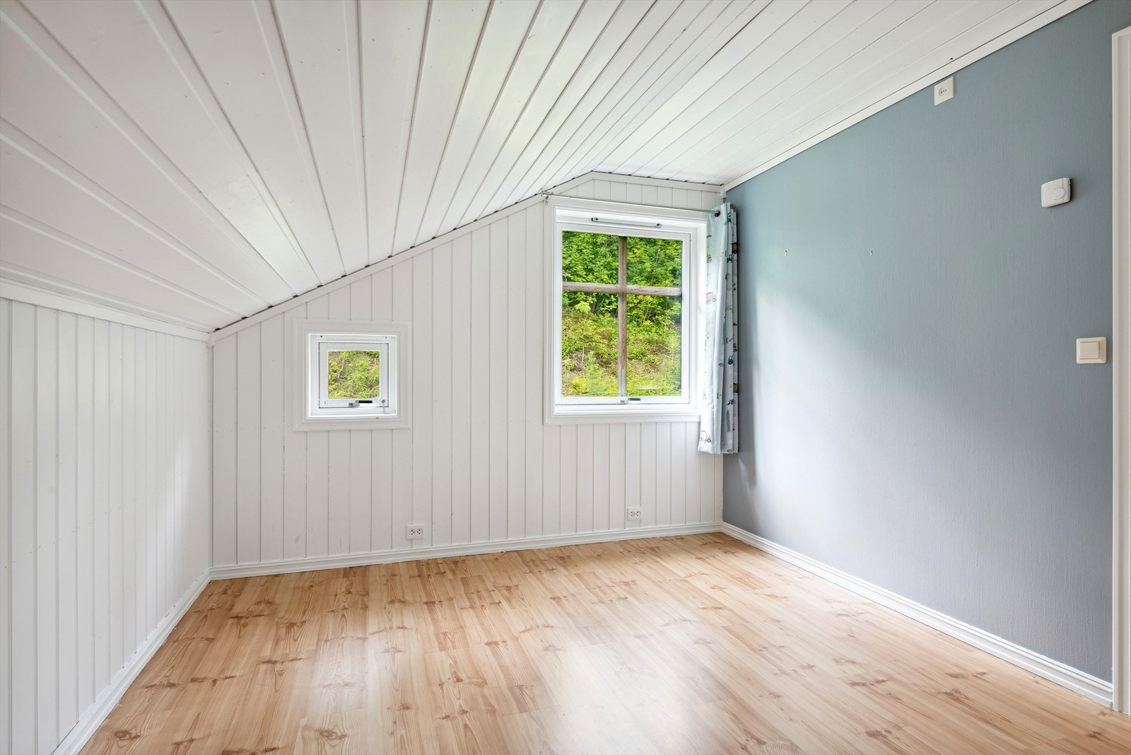 Her er det to soverom med rom for både seng og garderobeløsninger. Galleribilde