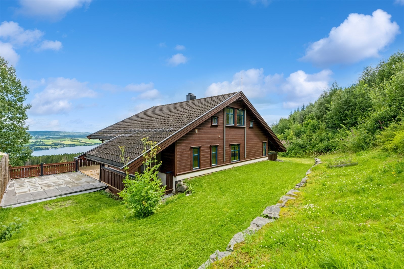 Koselig hage og lekeplass for barn. Galleribilde