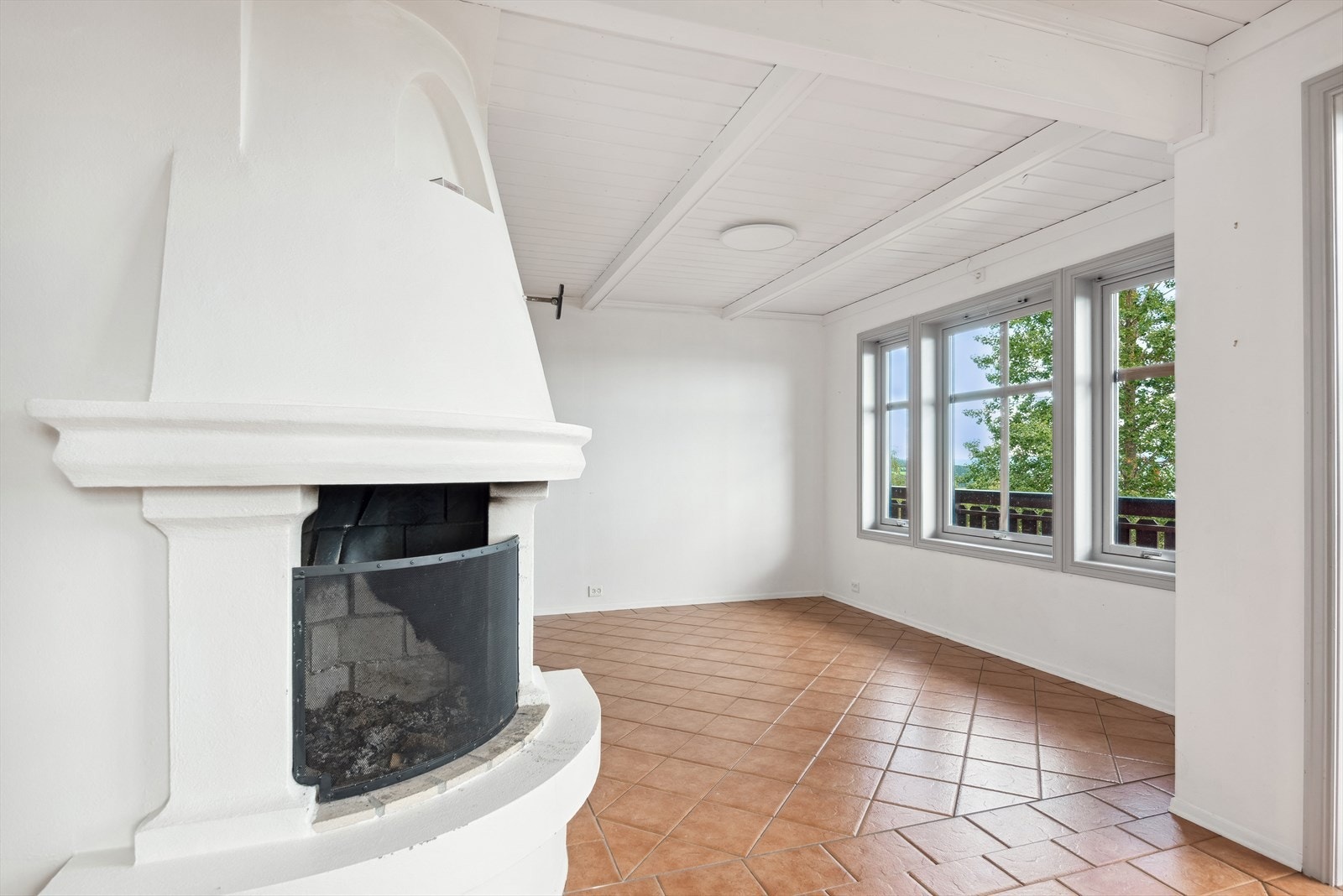 Her er det en plassbygget åpen peis og egen spisestuedel med rom for spisemøblement. Galleribilde