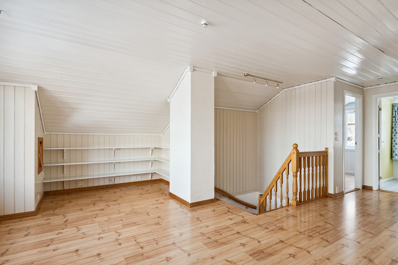 I tredje etasje kommer man til en romslig "loftstue". Galleribilde