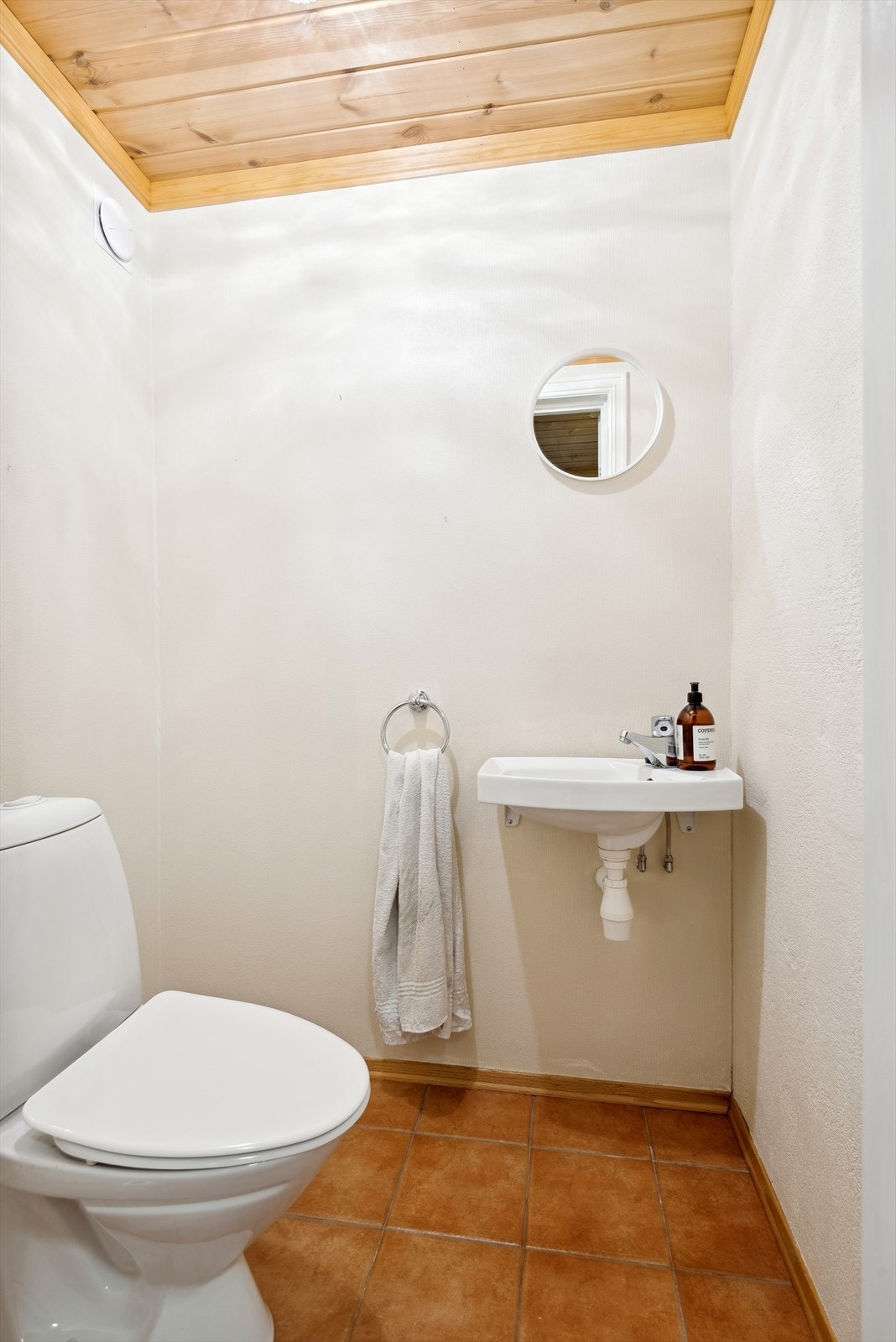 Etasjen har et bad og et toalettrom Galleribilde