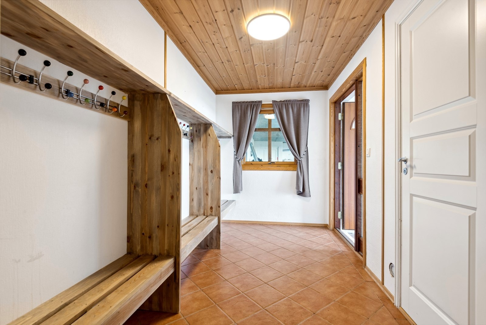 I underetasjen har man husets inngangsparti. Galleribilde