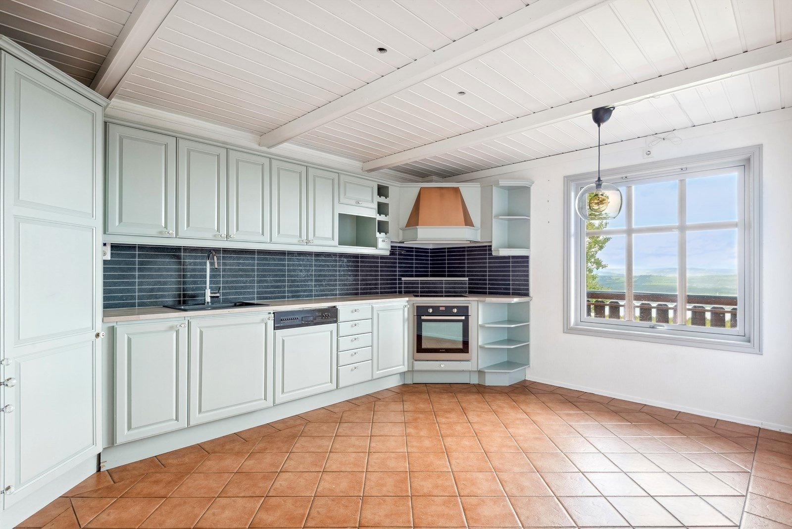 Kjøkkene har god skap- og benkeplass. Stort vindu som slipper til godt med naturlig lys. Galleribilde