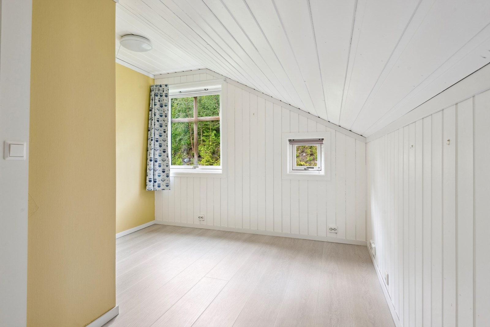 Begge soverommene fremstår som lyse og luftige. Galleribilde