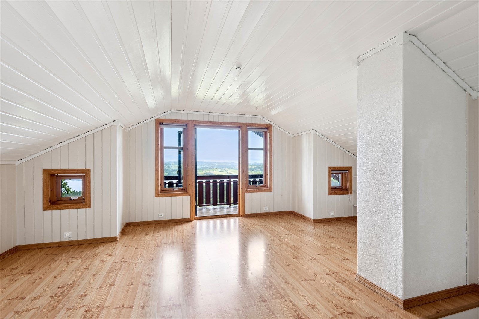 Stuen har egen balkong med nydelig utsikt. Galleribilde