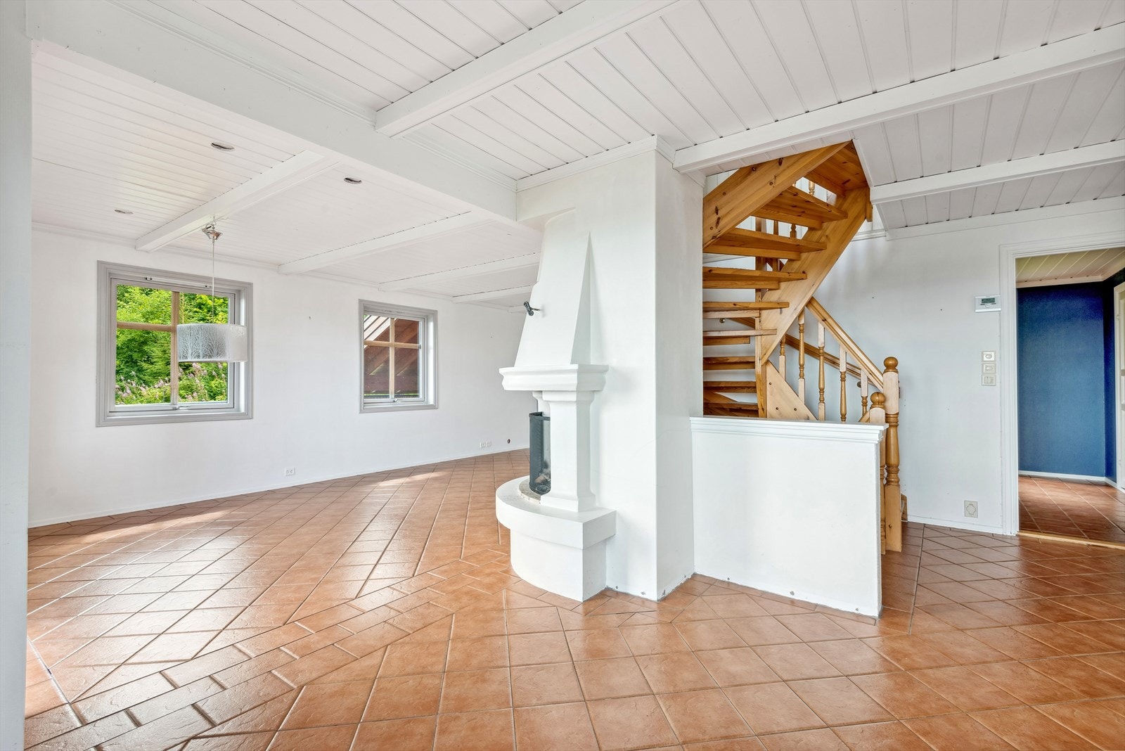 Lys og romslig stue. Galleribilde