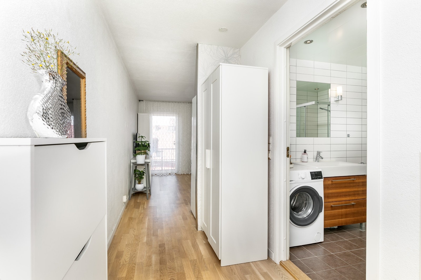 Badet og soverommet er samlet i praktisk nærhet langs entreen. Galleribilde