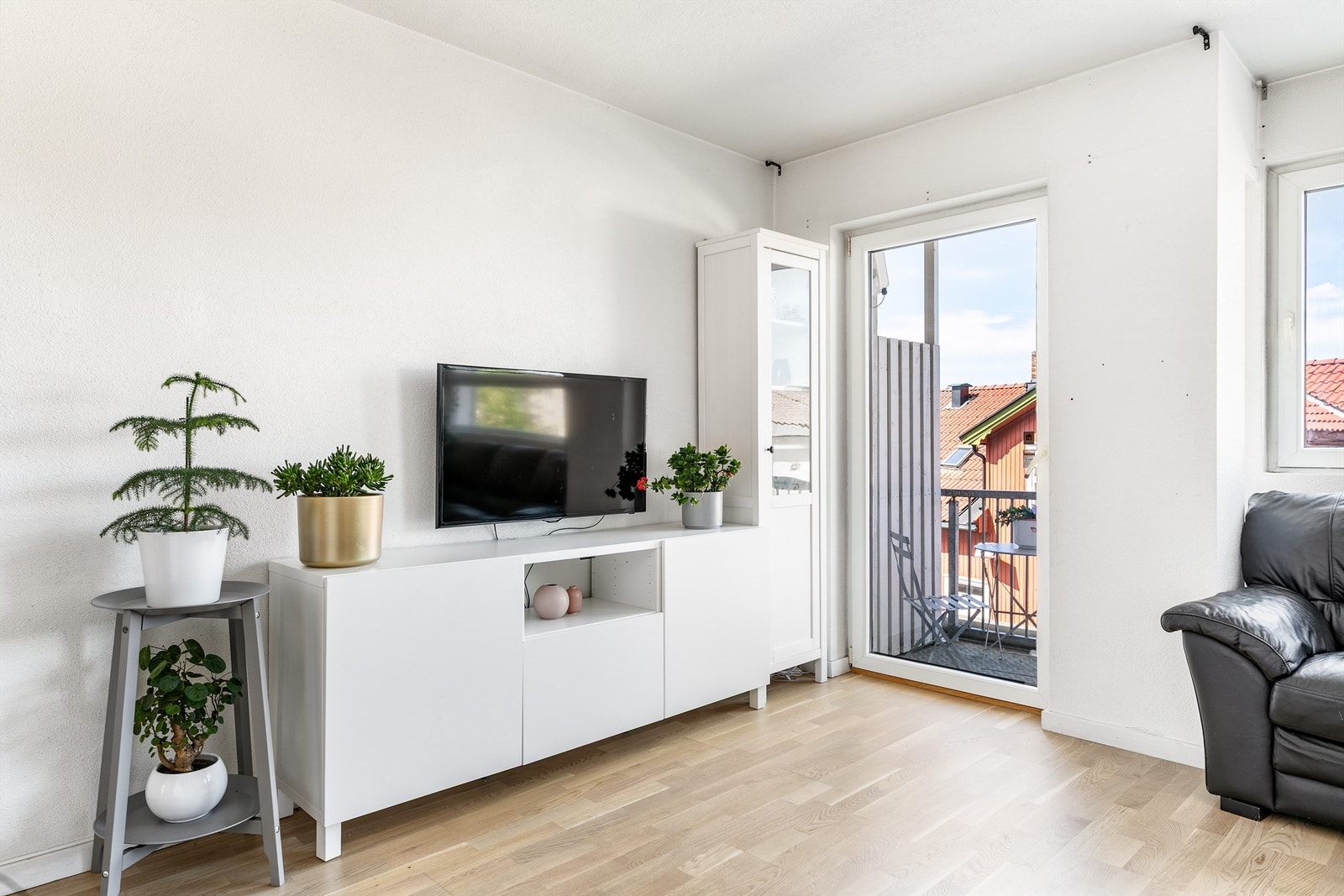 De fleste overflater og faste innredninger i leiligheten er fra byggeåret og har normalt brukspreg. Alle gulv utenom badet er av parkett. Galleribilde