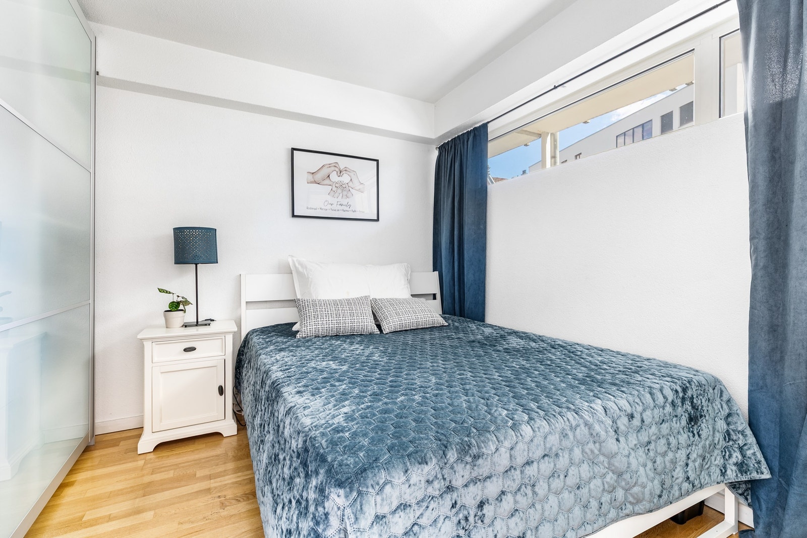 I soverommet er en nesten 3 meter bred skyvedørsgarderobe installert. Vindu høyt på vegg begrenser innsyn. Galleribilde