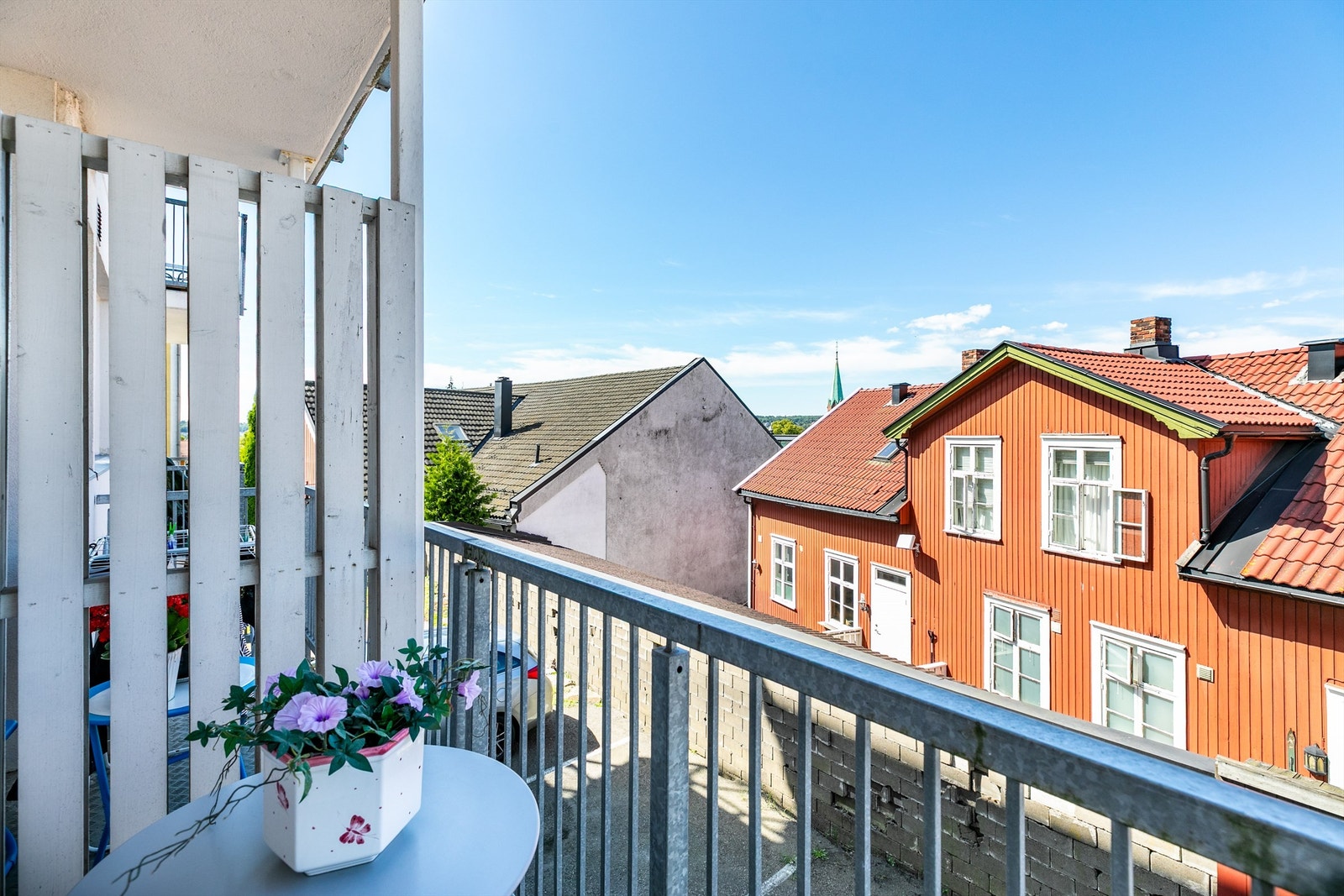 På balkongen sees et lite gløtt av Jeløy. Her er det i tillegg sol fra utpå ettermiddagene til sen kveld sommerstid. Galleribilde