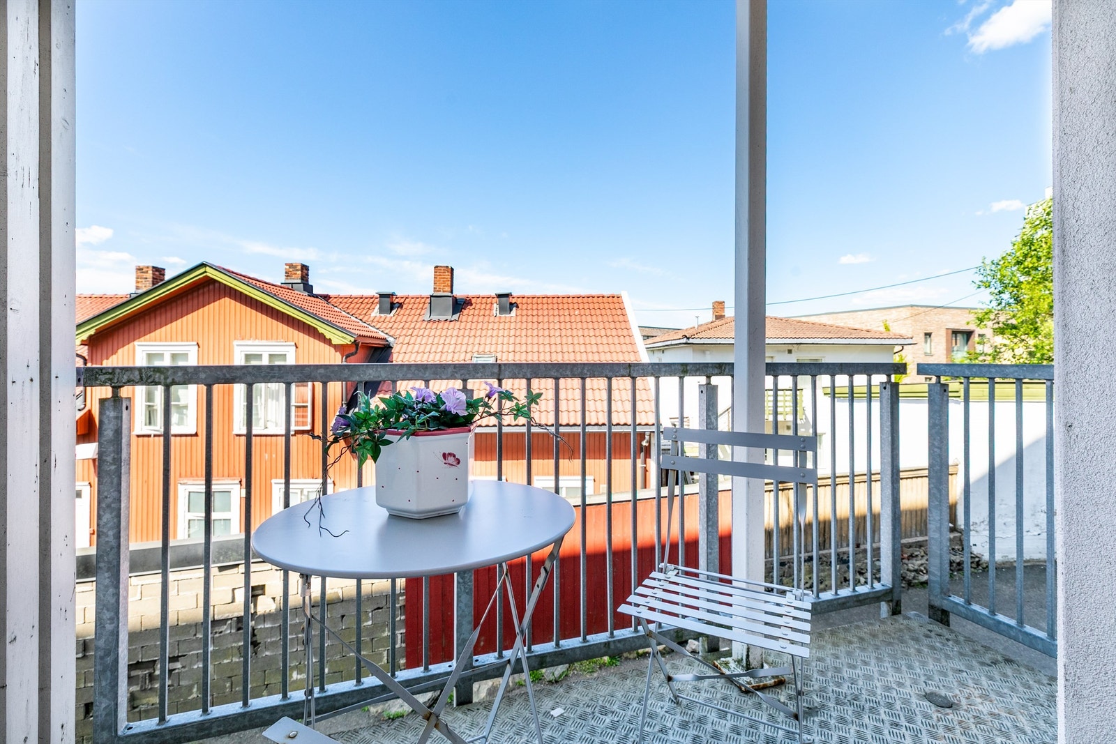 Balkongens ca. 4 kvm. passer perfekt for en liten cafégruppe du kan ta med måltidene til når været tillater. Galleribilde