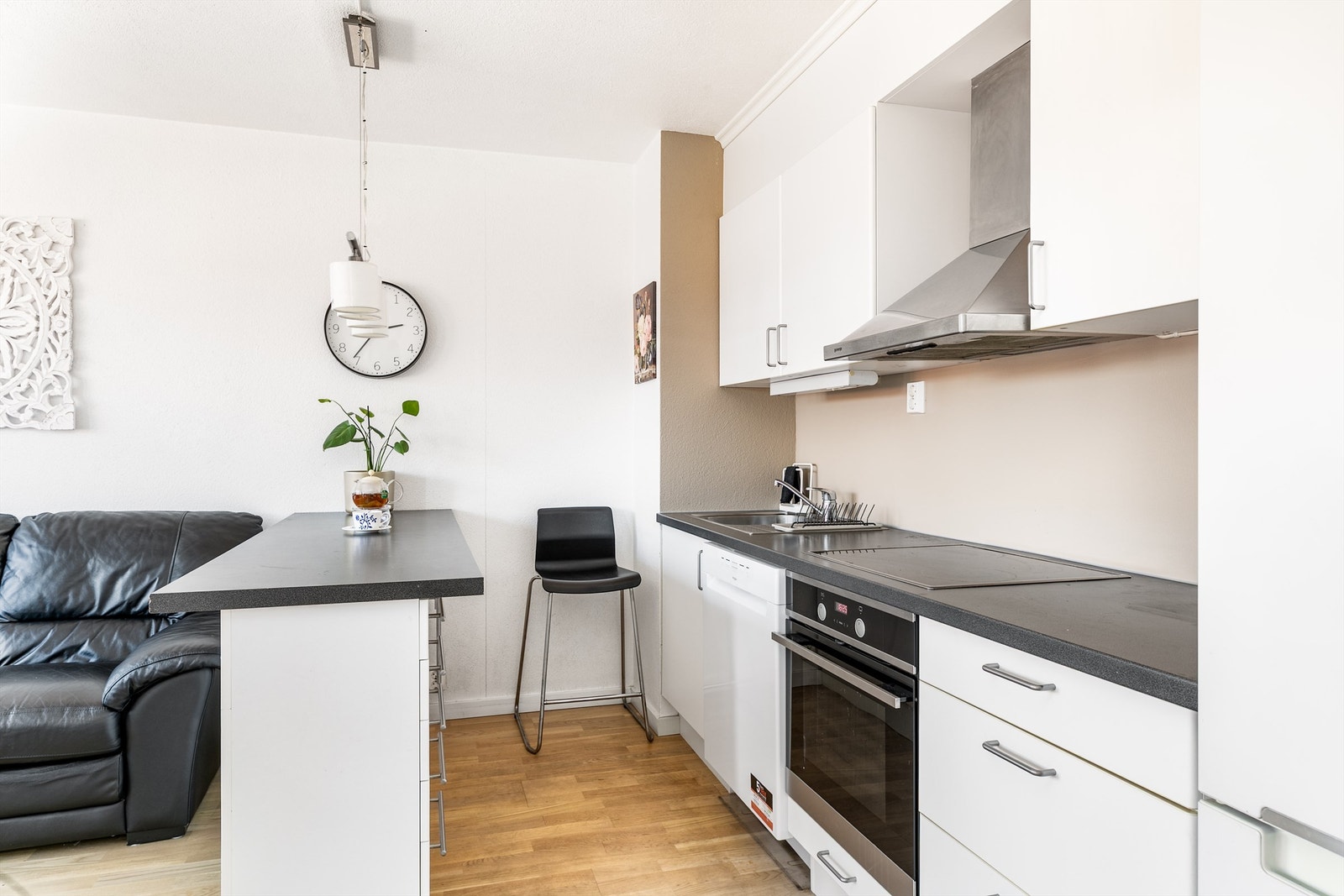 Romløsningen er svært effektiv, stuen og kjøkkenet er samlet i åpen løsning. Galleribilde