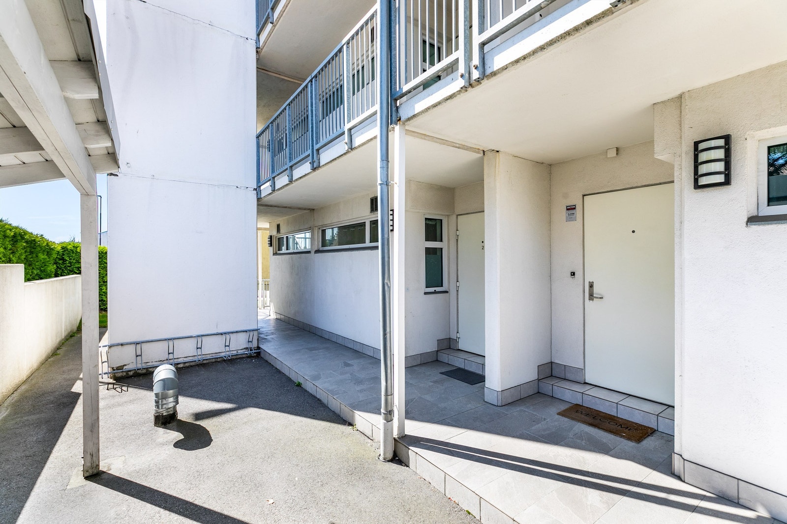 Til leiligheten er det enkel adkomst - rett fra utearealet. Galleribilde