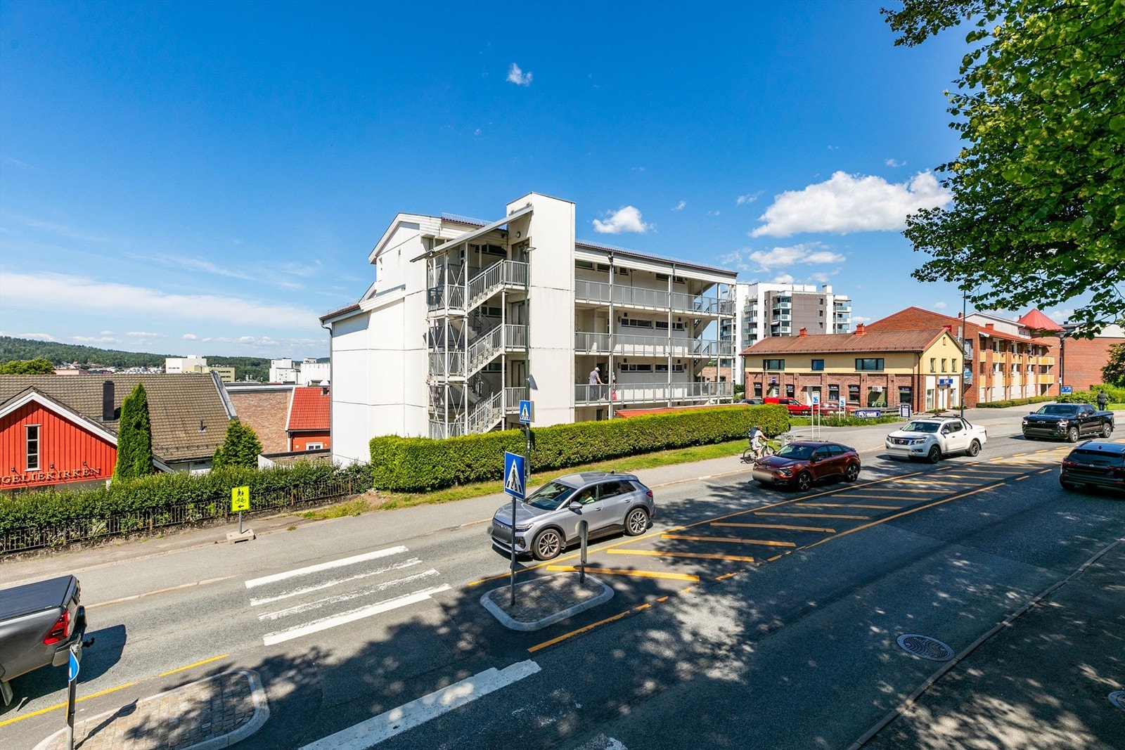 Bussholdeplasser finnes på begge sider av Vogts gate rett utenfor sameiet. Alle byens fasiliteter er innenfor gangavstand. Galleribilde