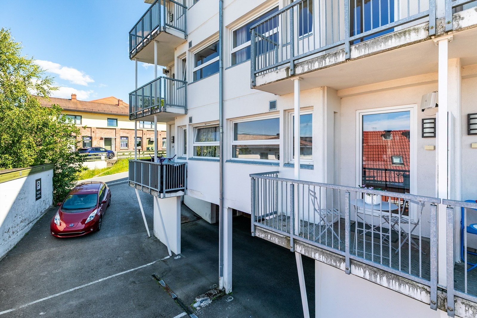 Leiligheten er gjennomgående i første etasje med balkong på byggets vestre side - skjermet fra Vogts gate. Galleribilde