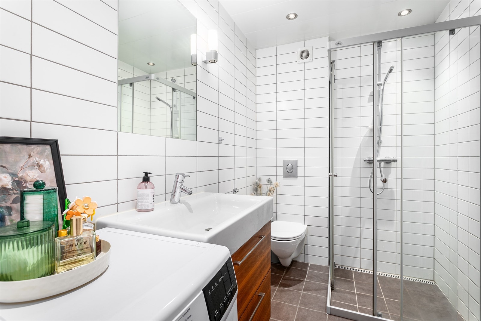 Badet er fra byggeåret og gitt TG 2 for enkelte forhold, blant annet for motfall i gulvet og slukets plassering innenfor dusjhjørnets rammer. Galleribilde