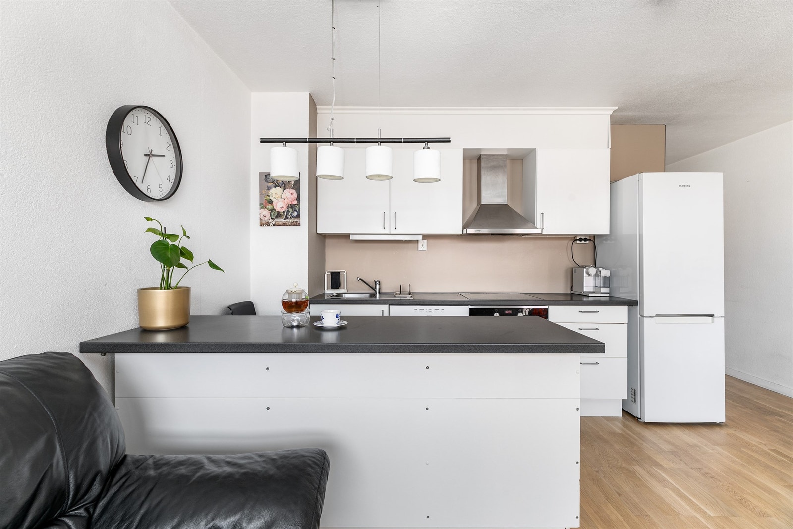 Nye overskap på kjøkkenet ble montert i 2023, innredningen for øvrig er fra byggeåret. Galleribilde