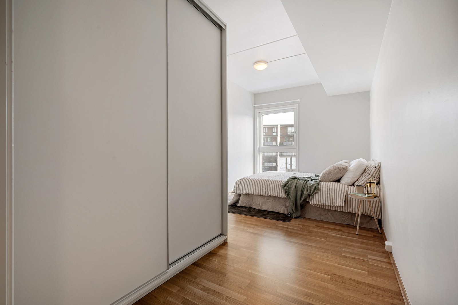 Soverom nr.1 - Lyst soverom med plass til dobbeltseng og garderobe Galleribilde