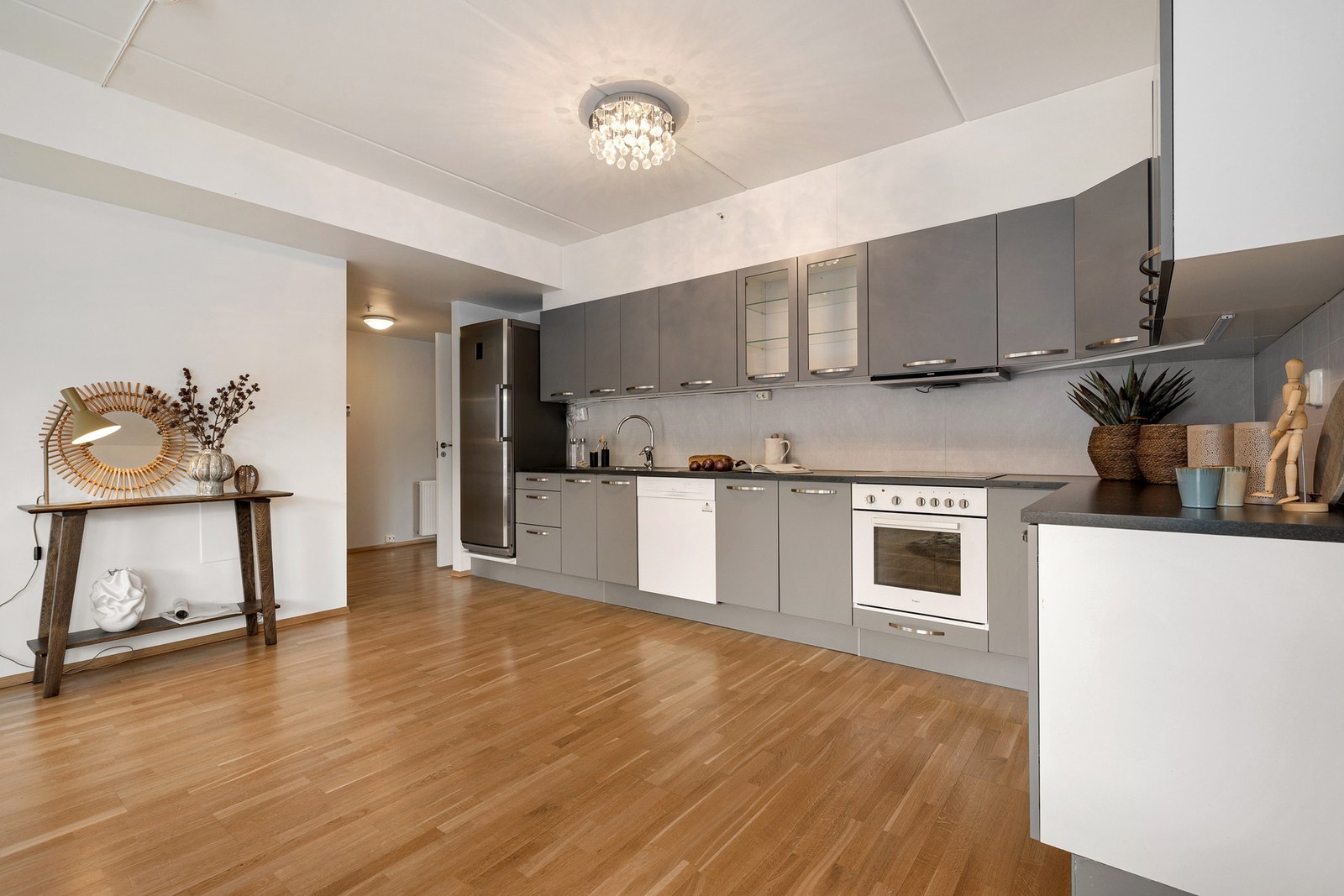 Stilrent kjøkken fra kvalitetsprodusent HTH med integrerte stekeovn og kokeplater Galleribilde