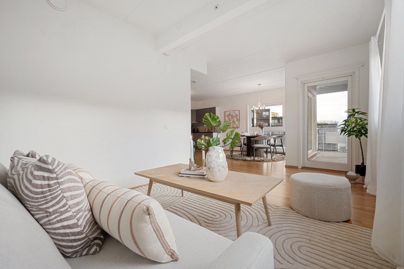 Oppvarming er via fjernvarme og det er balansert ventilasjonsanlegg som sørger for et godt inneklima Galleribilde