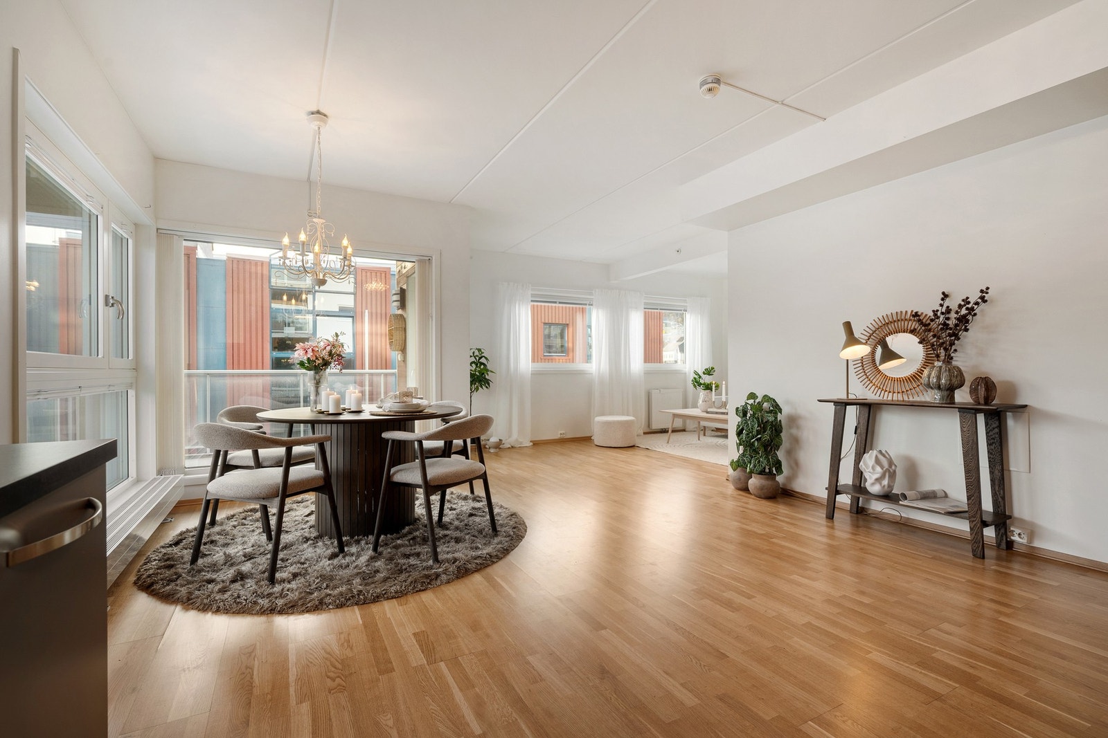 Stuen er romslig med store vindusflater som slipper inn et naturlig dagslys Galleribilde