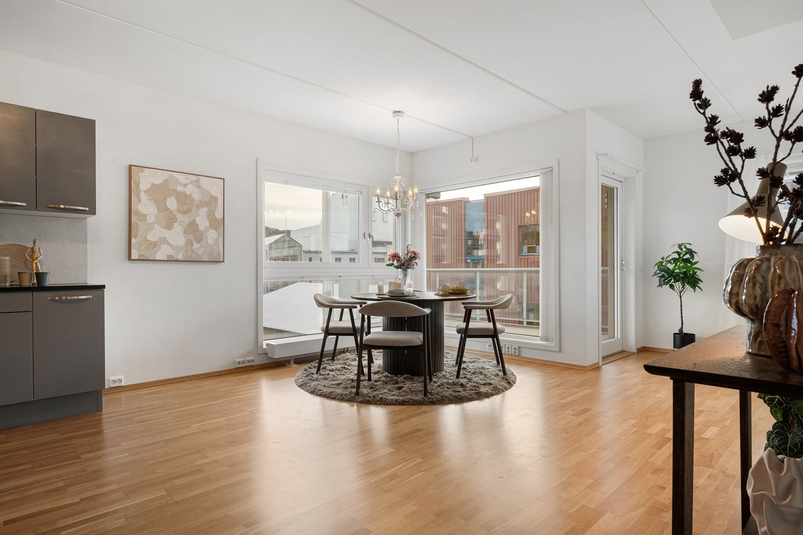 Rikelig med plass til spisebord for hyggelige måltider med familie og gjester Galleribilde