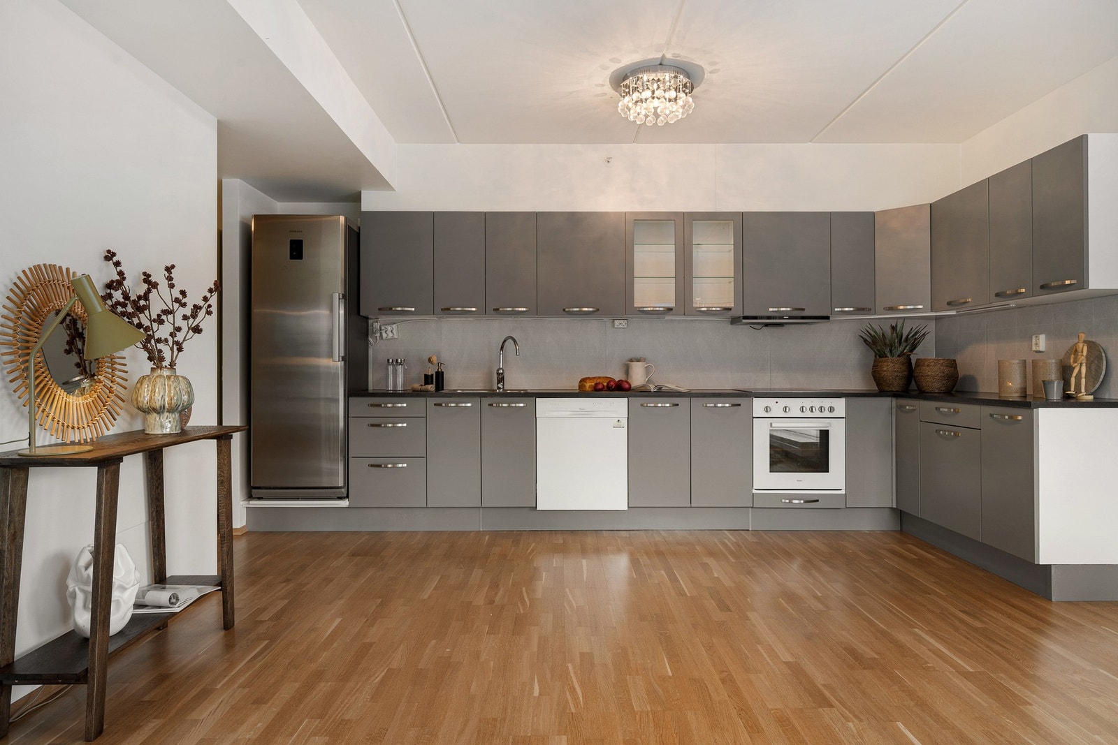 Lys og luftig leilighet med stue og kjøkken i åpen, sosial løsning Galleribilde