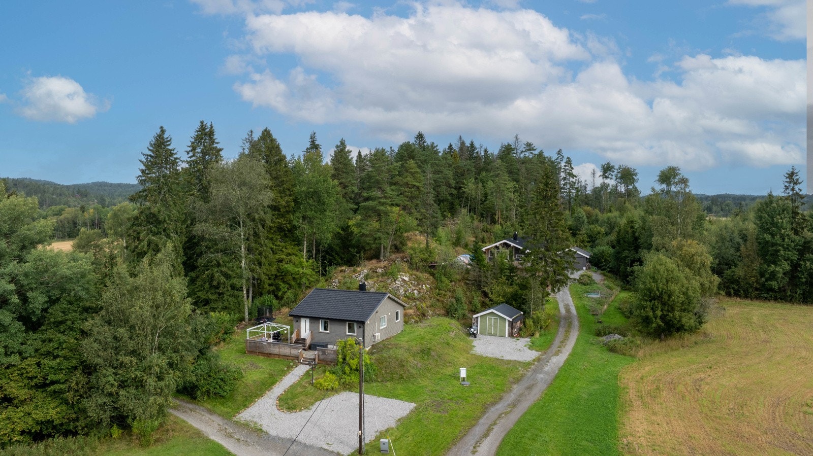 Landlig utsikt som skaper en rolig og naturskjønn ramme rundt boligen. Galleribilde