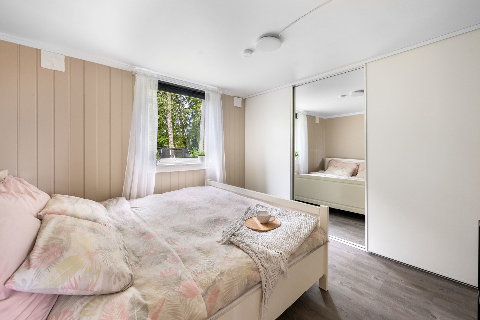 Soverom med god plass og smart garderobeløsning som gir praktisk oppbevaring og et lyst, trivelig rom. Galleribilde