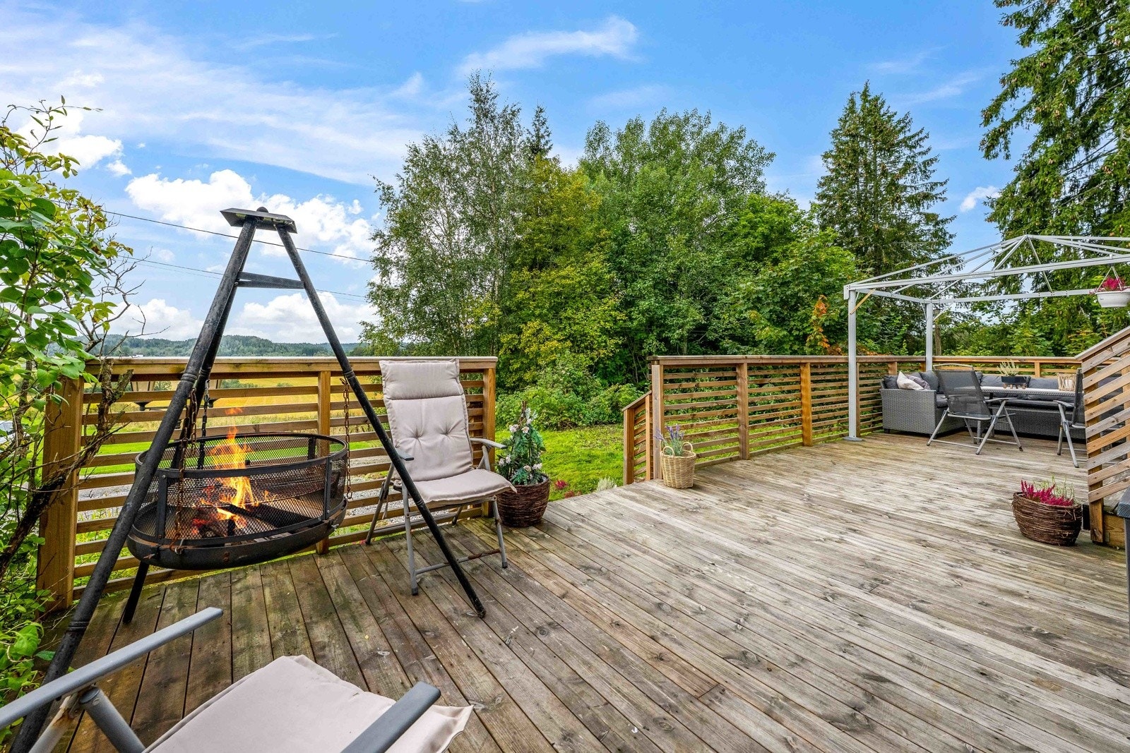 Nærområdet byr på flotte naturkvaliteter med skogsterreng og turmuligheter rett utenfor døren, samt enkel tilgang til Østmarka med sitt store nettverk av tur- og skiløyper. Galleribilde