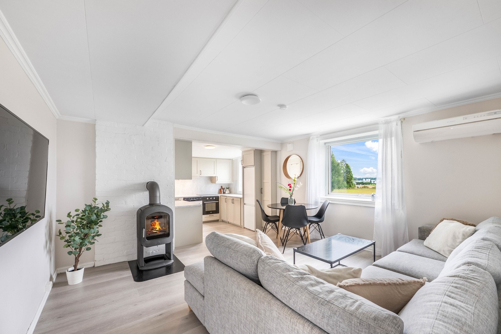 Stue med god plass og fine møbleringsmuligheter, lys og innbydende for både avslapning og samvær. Galleribilde