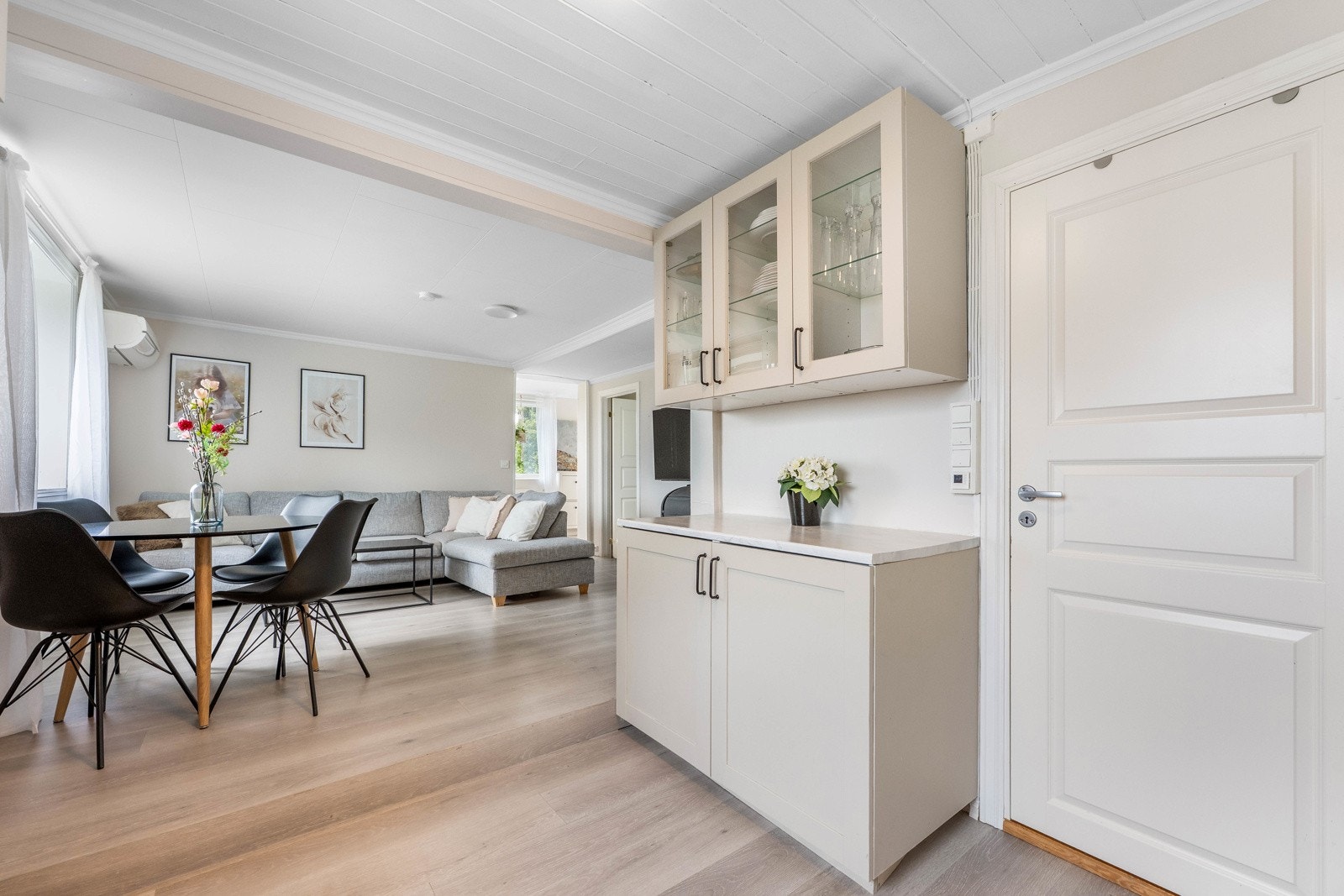 Åpen stue- og kjøkkenløsning som skaper en luftig og sosial planløsning. Galleribilde