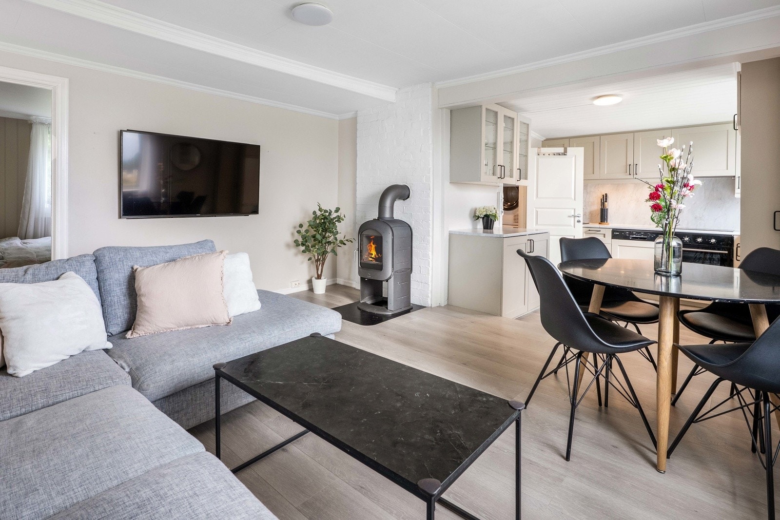 Tidløse farger gjennomgående i hele boligen som skaper en harmonisk og lys atmosfære. Galleribilde