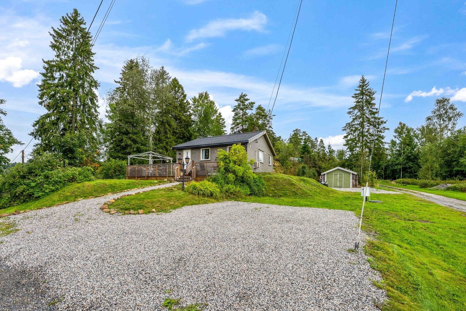 Parkering med god plass til flere biler, praktisk og lett tilgjengelig. Galleribilde