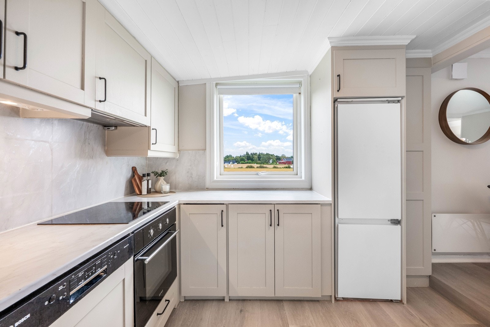 IKEA-kjøkkeninnredning med mye skapplass som gir gode oppbevaringsmuligheter og praktisk bruk. Galleribilde