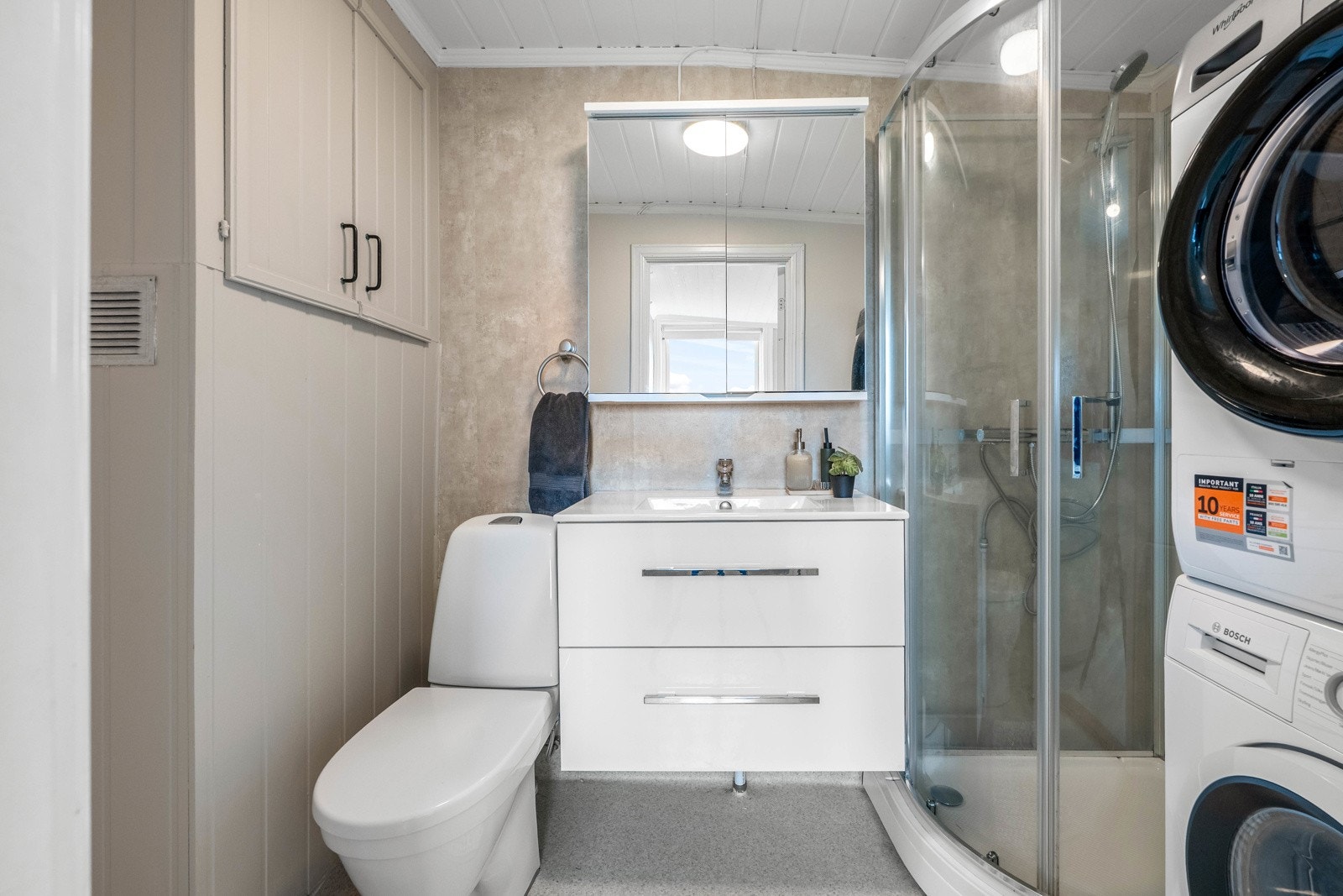 Funksjonelt bad - klosett byttet ca. februar 2025 og varmtvannsbereder byttet ca. juni 2025. Galleribilde