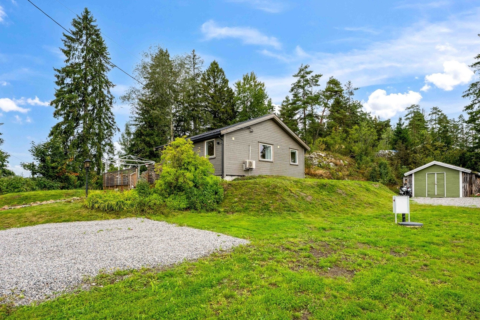 Ekstern utebod på 9 kvm som gir praktisk oppbevaringsplass for hageredskaper og utstyr. Galleribilde