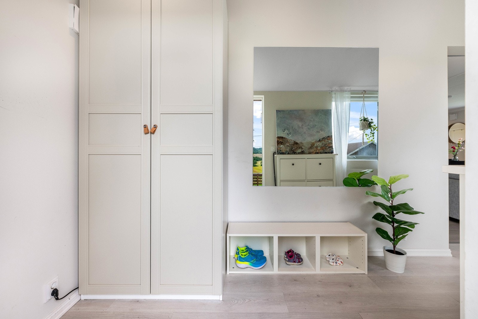 Entré med gode oppbevaringsmuligheter - praktisk løsning for klær og sko, som ønsker deg velkommen inn i boligen. Galleribilde