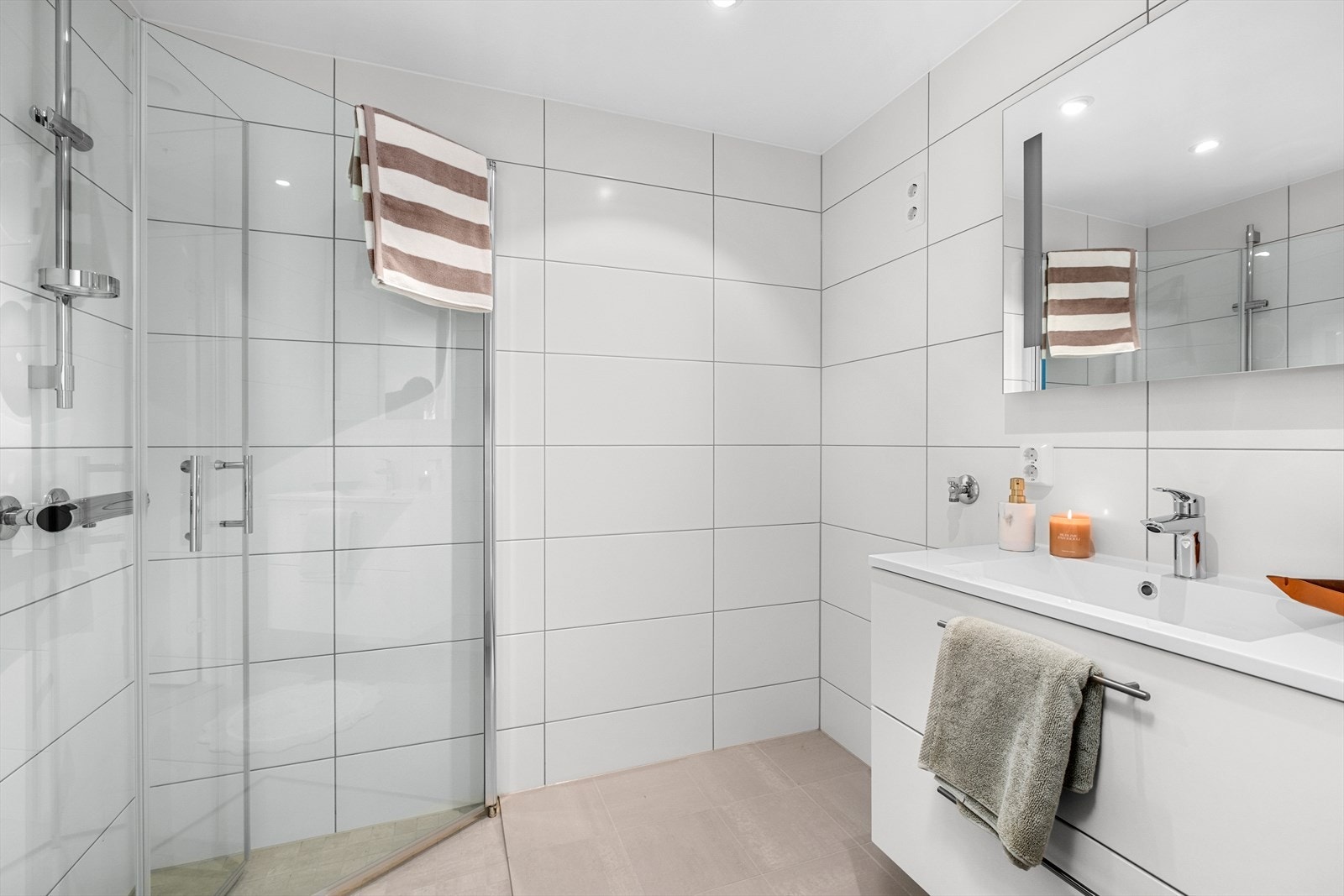 Moderne og lekkert bad med 30x30 fliser på gulv og 30x60 fliser på vegg. Badet byr også på behagelig gulvvarme. Galleribilde