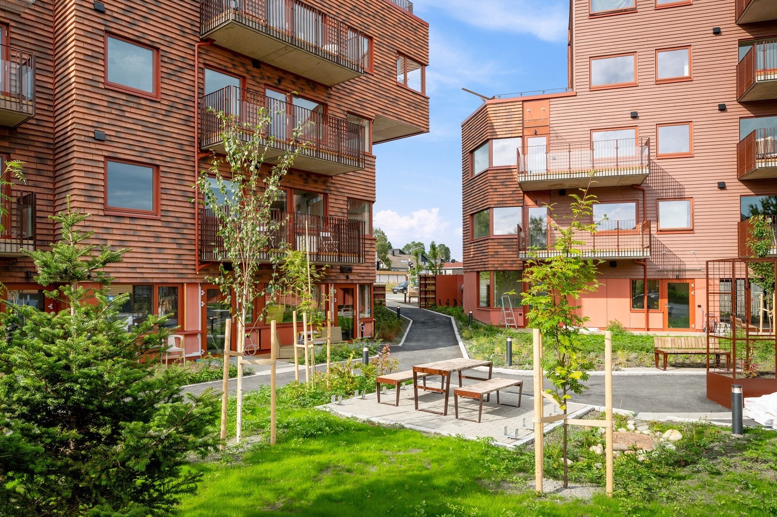 Flotte fellesarealer med både grøntområder, sitteplasser og lekeplass for beboerne. Galleribilde