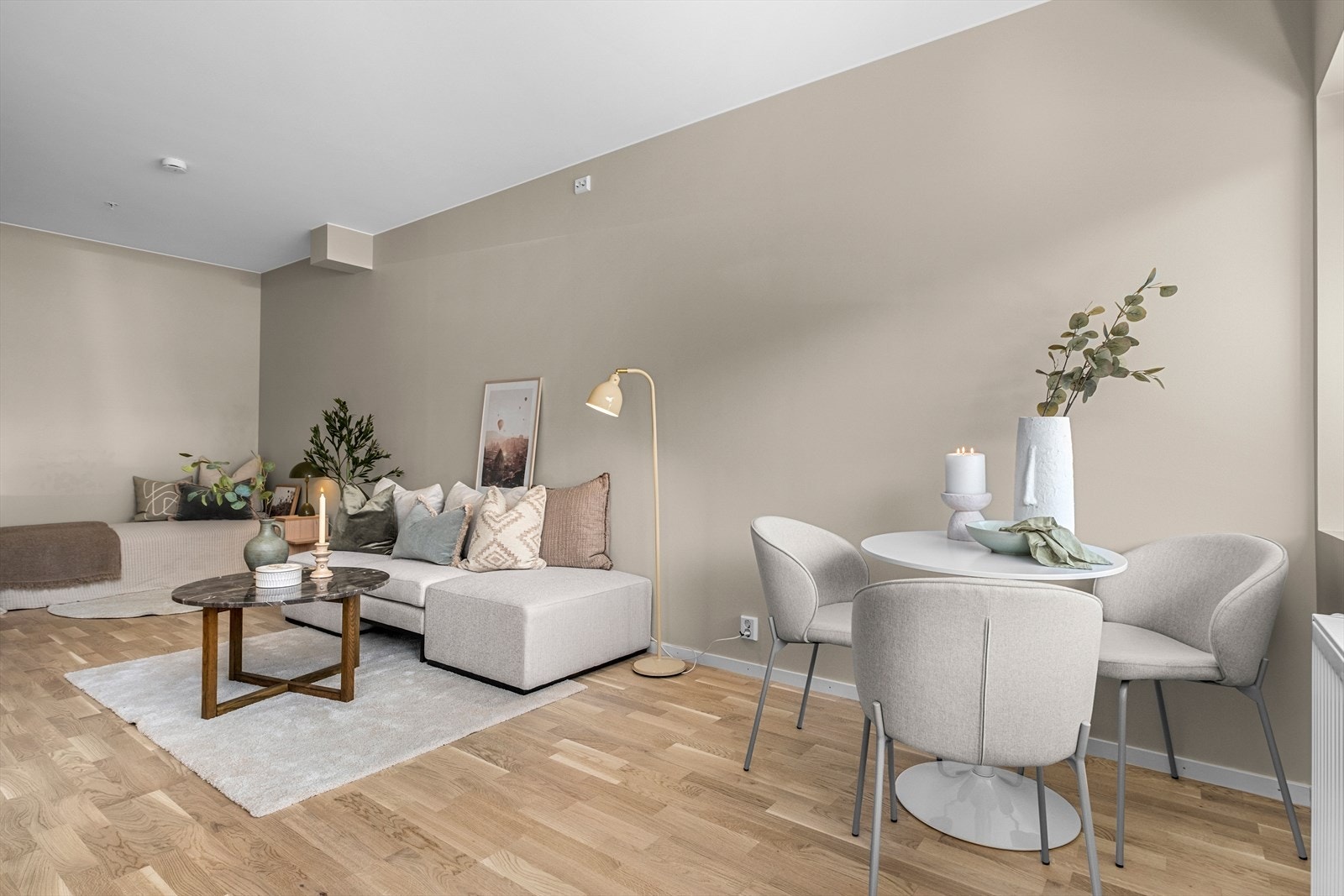 Den åpne løsningen mellom stue- og kjøkkenet er på totalt 25,6m². Galleribilde