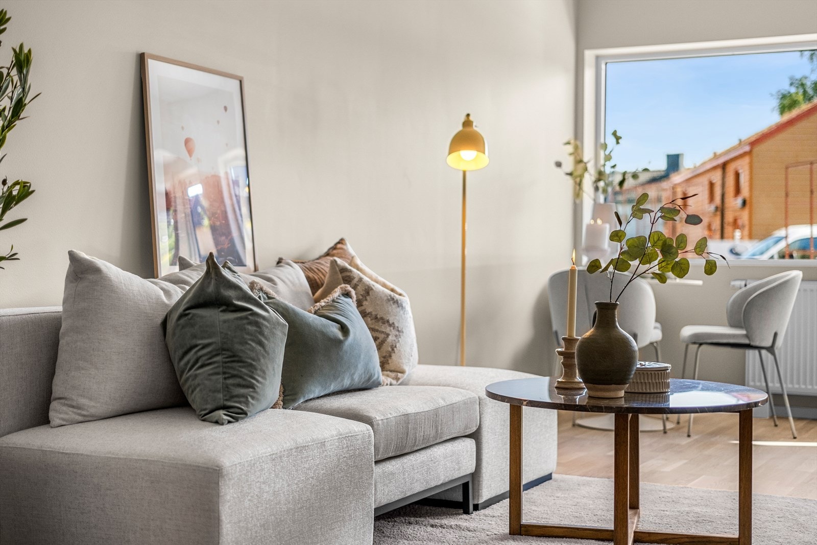 Leiligheten har gjennomgående generøse vindusflater som kommer godt med til leilighetens naturlige lysinnslipp. Den har balansert ventilasjon, og varmes opp via fjernvarme og elektrisitet. Galleribilde