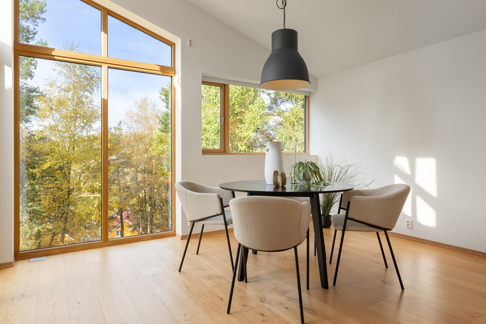 Stue med god takhøyde og mye lysinnslipp Galleribilde