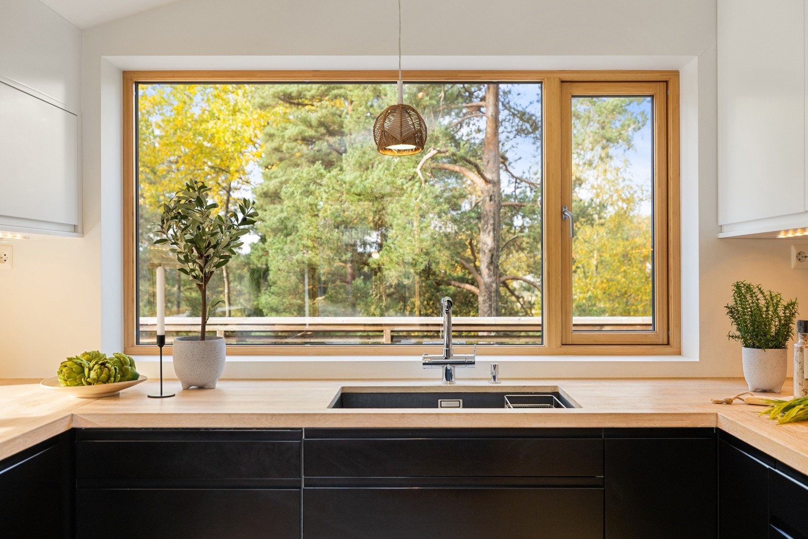 Et svært hyggelig utsyn fra kjøkkenvinduet mot skogen Galleribilde