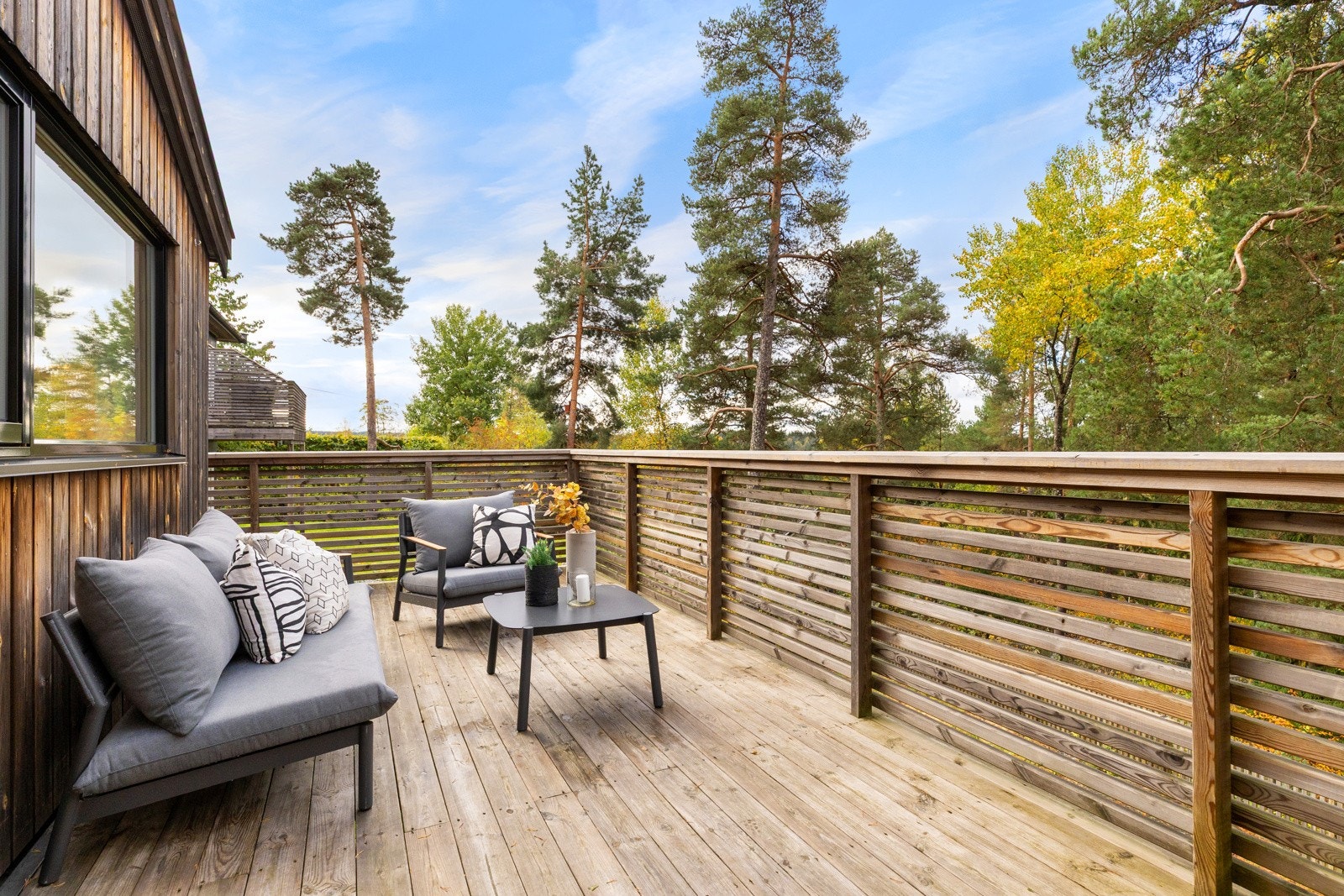 Stor terrasse med adkomst fra stue i 1. etasje Galleribilde