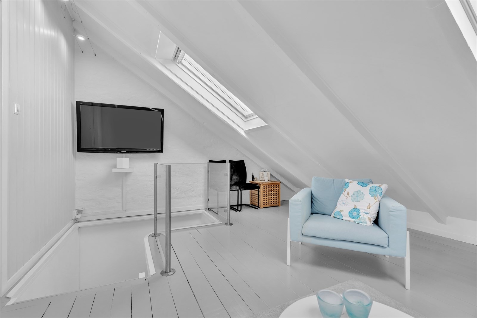 Loftet har 3 innredede rom og fremstår som boligareal. Arealet er ikke bruksendret og dermed ikke godkjent som rom for varig opphold Galleribilde