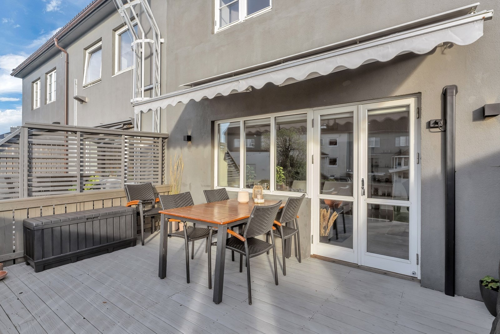 Solfylt terrasse med utgang fra stuen Galleribilde