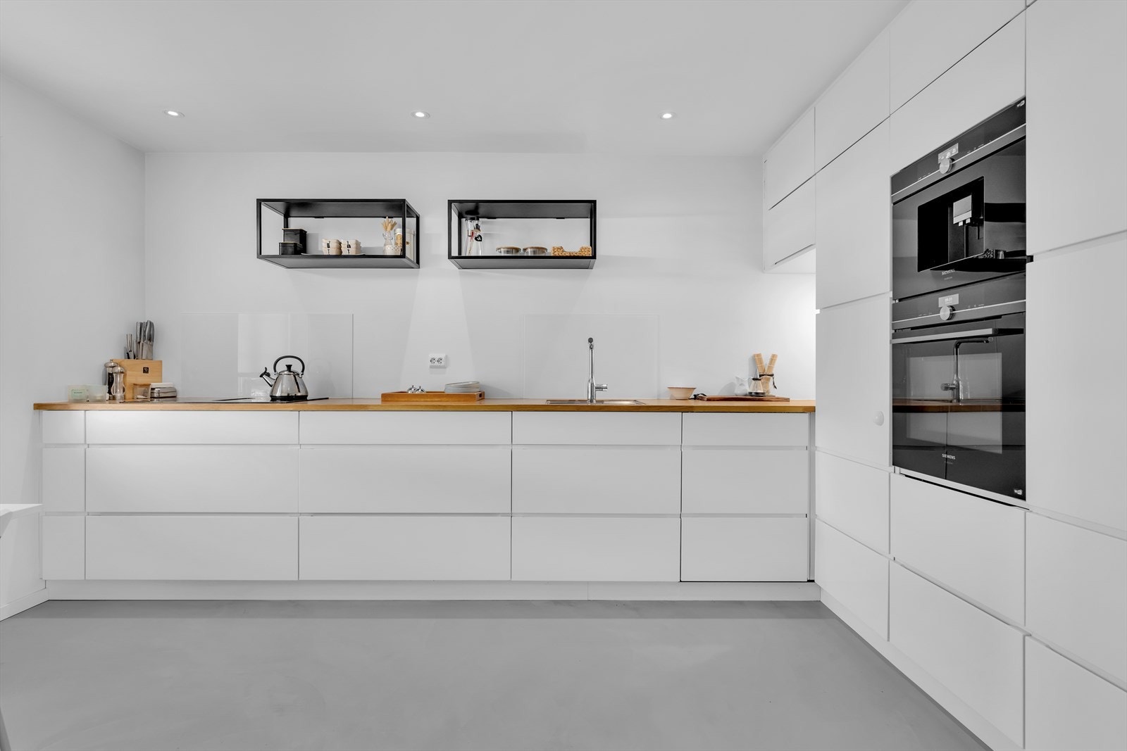 Kjøkkenet har rikelig med oppbevarings- og benkeplass Galleribilde